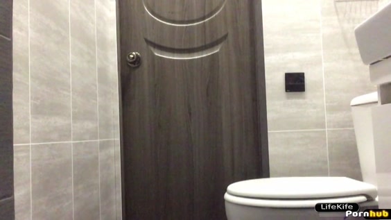 Скрытая камера в женском туалете (97 фото)